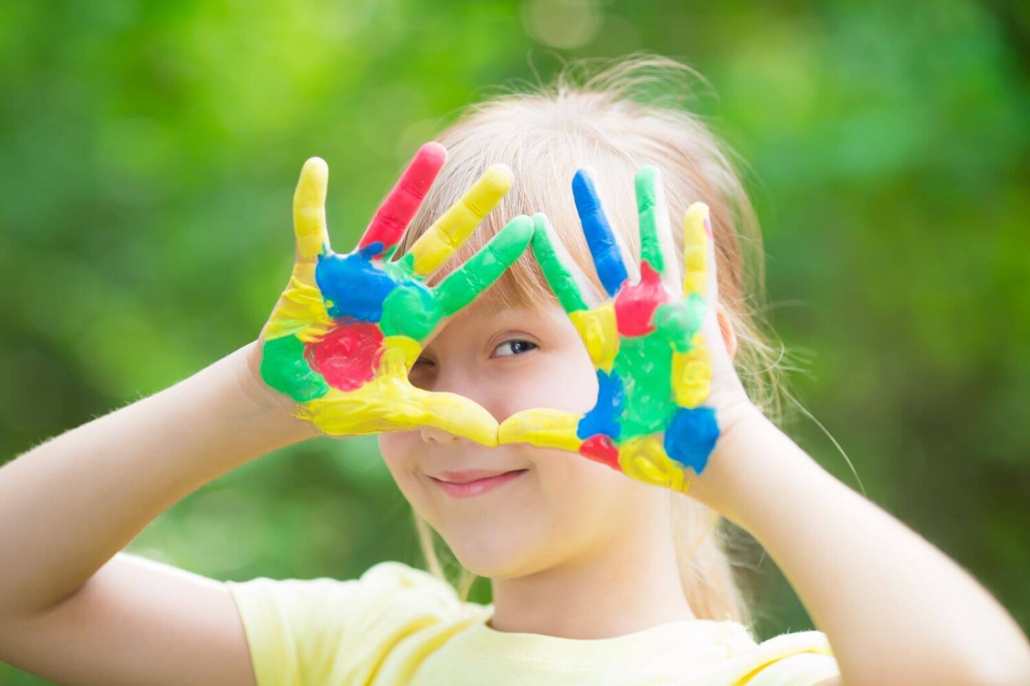 Dziewczynka z&nbsp;kolorowymi dłońmi
