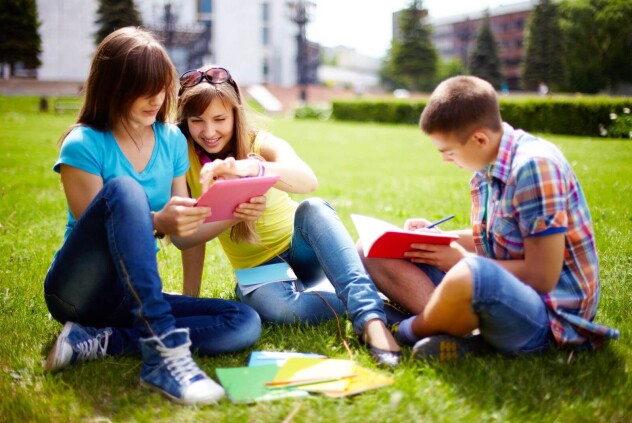 Dzieci na&nbsp;trawie z&nbsp;książkami
